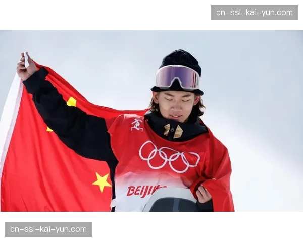 苏翊鸣跪地落泪庆祝单板滑雪坡面障碍技巧夺金，生日当天创历史