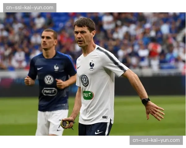 特写：伤病预警系统在比赛中提示球员肌肉负荷过高，教练组随即将其换下